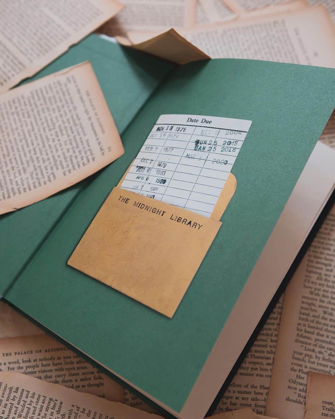 ゾーイ・サグのインスタグラム：「For our January book club, we had the absolute honour of reading and savouring every last word of Matt Haig’s glorious and beguiling bestseller, The Midnight Library. With lockdown 3.0 proving the hardest of all the restrictions yet, this poignant and perspective-shaking triumph of a novel couldn’t have landed in our laps at a better time. Find our reviews over on zoella.com today 📖」