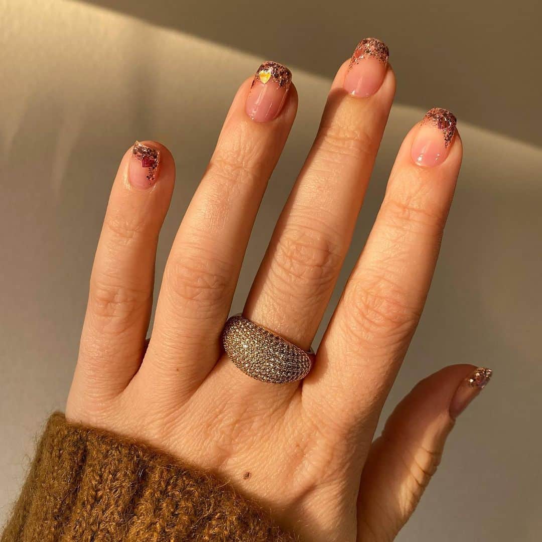 Soniaさんのインスタグラム写真 - (SoniaInstagram)「Iridescent Hearts💖 I layered @chinaglazeofficial “You’re Too Sweet” and @essie “A Cut Above” with pink heart glitter from Amazon✨ - Ring: @ettika #valentinesnails #valentines」2月7日 0時14分 - badgirlnails