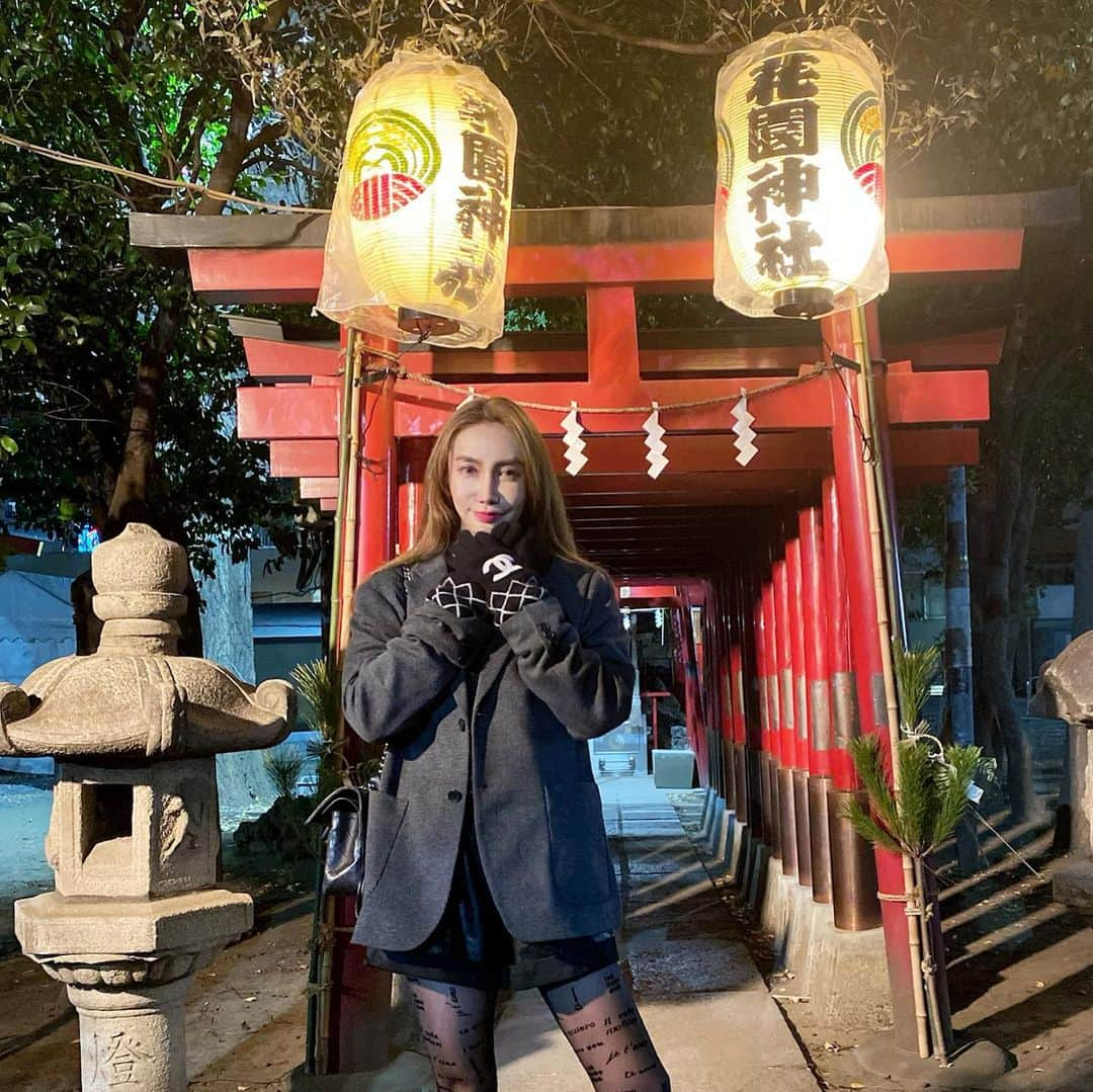 fashion dog loverのインスタグラム：「⛩✨✨ Have you been to a shrine?  #神社 #初詣 #花園神社 #寒い#fashion#fashiongram #fashionista #fashionstyle #fashionblogger#ootd #ootdfashion #outfit #outfitoftheday #uniqlo #chanel #calzedonia #iroparis #ファッション#ファッションコーデ #コーデ#コーディネート #夜 #ユニクロ #シャネル#winter#winterfashion」