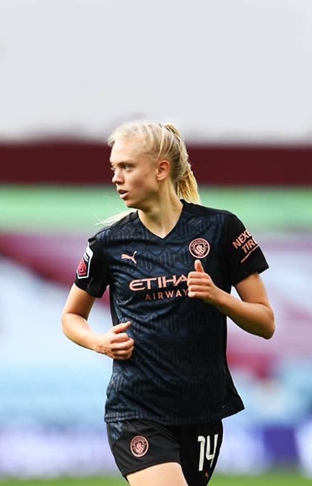 オリンピックチャンネルのインスタグラム：「“I think leadership is something that's always been ingrained in me and I've always had.”   Manchester City star defender Esme Morgan reveals how playing against boys developed her mental game, and how she uses her platform to help good causes.  @esme.morgan @mancity @sheffieldchildrens @barclaysfawsl @lionesses」