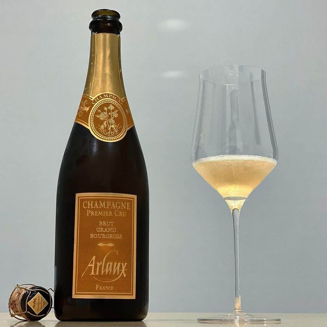 エンリケ・ソラ・クレメンテさんのインスタグラム写真 - (エンリケ・ソラ・クレメンテInstagram)「Brut Grand Bourgeois Premier Cru, Champagne Arlaux. Hace 2 semanas os hablé de Arlaux pero ahora quería centrarme en esta cuvée, que proviene de viñedos que sobrevivieron a la filoxera, de los pocos que quedan en Francia. Con una crianza en botella de 4 años y degollado el 30 de Junio de 2020, está elaborado de una única variedad de uva, 100% Meunier de viñas de 100 y 120 años. Ubicados en el municipio de Vrigny, desde 1826 Arlaux elabora champagnes exclusivamente a partir del primer prensado (el Tête de Cuvée). A partir de un “marc” de 4000 kilos, unidad tradicional de prensado, sólo se pueden extraer 2550 litros de mosto. El prensado se fracciona separando los primeros jugos extraídos, 2050 litros que constituyen la “cuvée”, y de los siguientes 500 litros llamados “taille”. La "cuvée" representa el jugo más puro.  Bebiendo y disfrutando una verdadera rareza. Degustado en CYNA White Wine “Collection PALACE”. Salud gente! Y que sigáis disfrutando del vino! • • • • • #vino #vin #vinho #вино #ワイン #紅酒 #wein #champagne #winelover #wineinfluencer #winetime #winecellar #wineporn #instawine #winetasting #sommelier #champagnelover #somm #arlaux #arlauxchampagne #grandbourgeois #champagnearlaux #maisoncyna #montagnedereims #meunier」2月7日 0時23分 - kike_sola