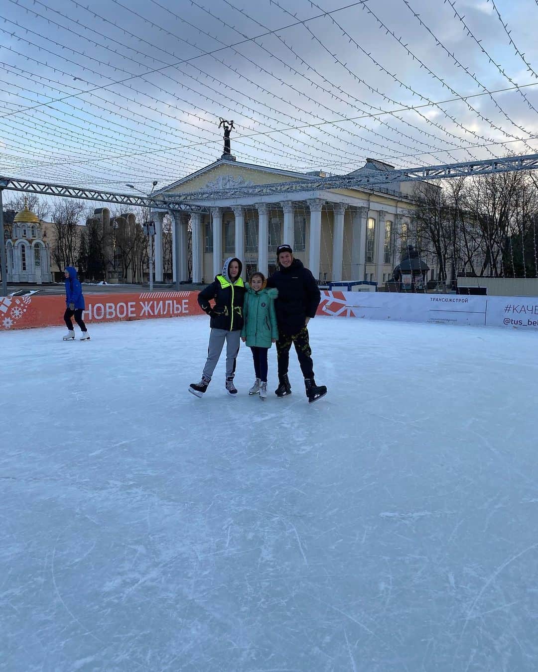セルゲイ・ドブリンのインスタグラム：「Полувыходной в Белгороде в кругу самой веселой @dariakorotitskaya и самой серьёзной @aida_muhamatova #потивка #безольданикуда」
