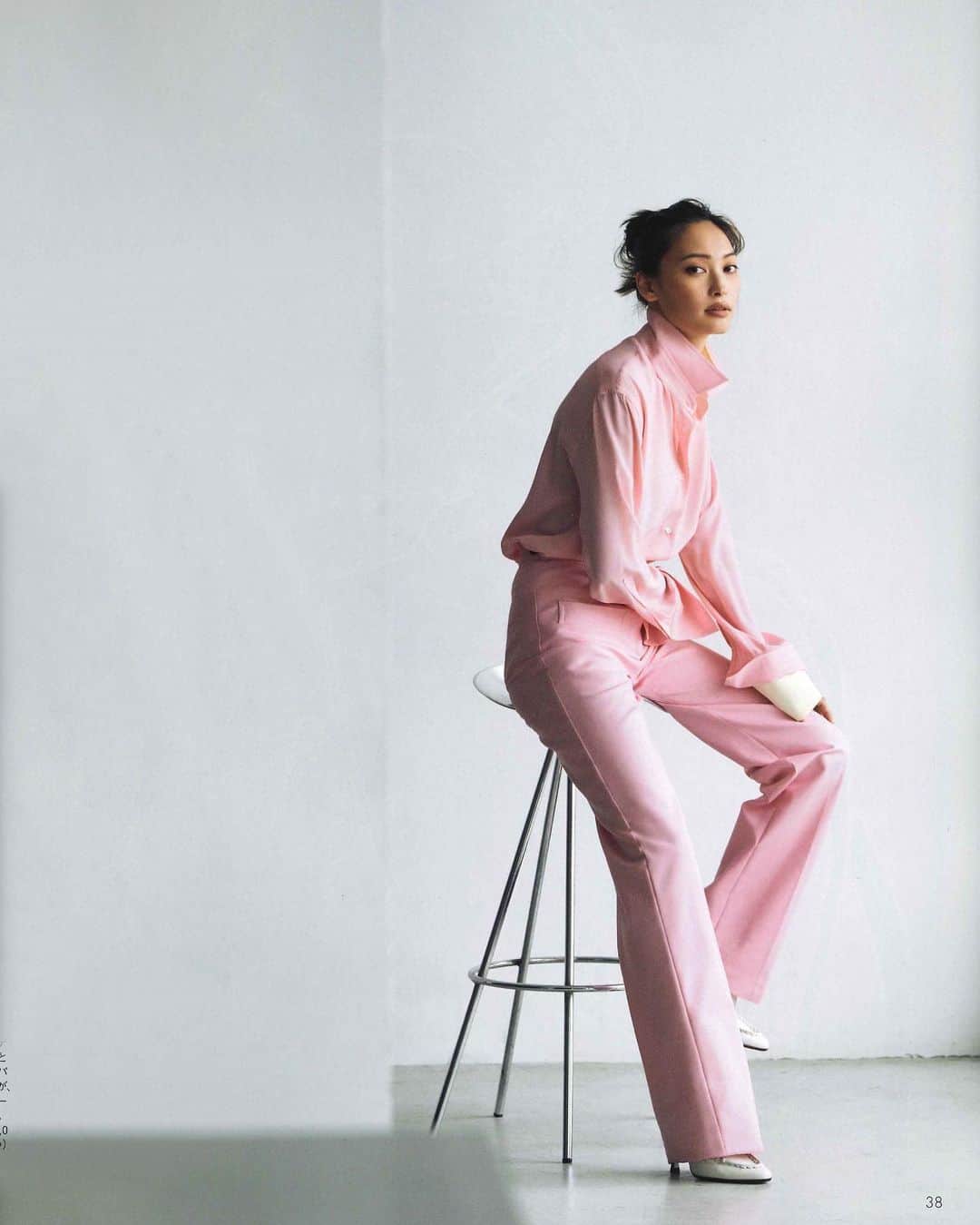のインスタグラム：「@aya_omasa_official  in #N21 on #precious #magazine  #大政絢 さん #ヌメロヴェントゥーノ  優しいピンクの、 洗練された #ワントーンルック  Precious 2021年 3月号 @precious.jp  @iza_official  SHOPIZA.com  この春はピンクや赤が いつもにも増して多いです♡  華やかなカラーでみなさんの心が少しでも明るく華やぎますように。  #izastagram」