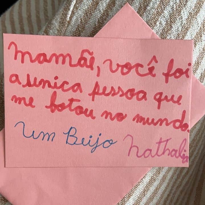 ナタリア・ディルのインスタグラム：「Meu recadinho de amor pragmático!  Ninguém pode negar q é a mais pura verdade hahahhahah T amo mãe @eorrico  #achadosdecasa」