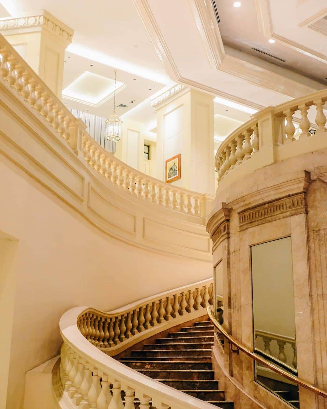 The Peninsula Hotelsさんのインスタグラム写真 - (The Peninsula HotelsInstagram)「The lines and curves at @thepeninsulamanila, as expertly captured by @rexfisher.⁣ ⁣ ⁣ ⁣ ⁣ #peninsulahotels #manila #luxuryhotelexperience #fivestarservice #peninsulamanila #thepeninsulamanila」2月7日 0時31分 - peninsulahotels