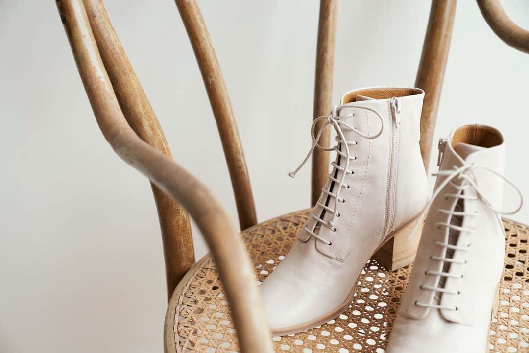 コクリコのインスタグラム：「Shoes & chairs. So different yet so the same. Functional items that have captured the imaginations of generations of designers and design aficionados. Stories disguised as objects. Objects for communicating identity.」