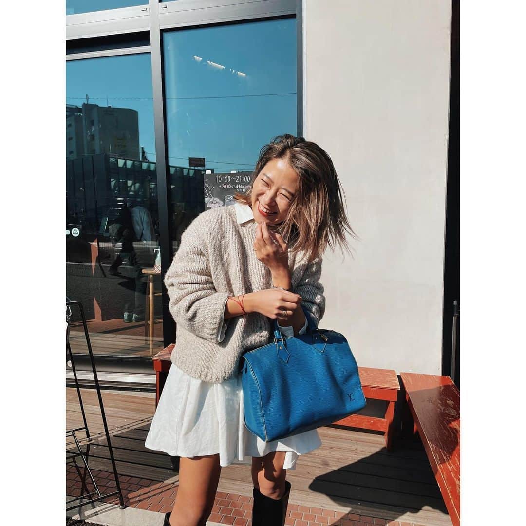 上野智子のインスタグラム：「おばあちゃまから譲りうけた @louisvuitton エピ💙 あざやかで逞しいブルーに勇気をもらうのです☺️ 何十年も前のバッグを今こうして持ってるなんて、素敵だよね。 📸 by @mai_futamura   #louisvuitton #vintagebag」