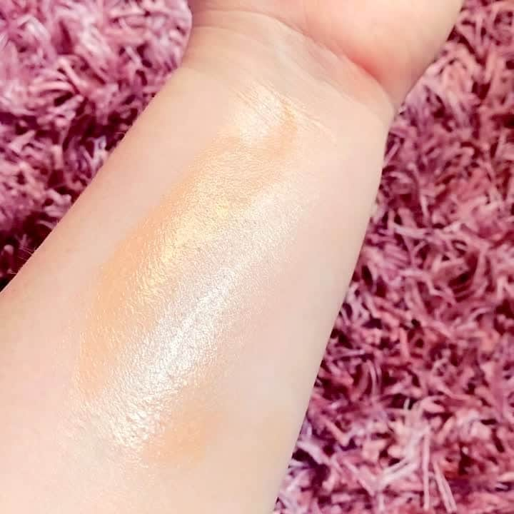 BECCAのインスタグラム：「See our NEW tinted moisturizer in action. ✨  💎 Light Shifter Dewing Tint gives a sheer, dewy, luminous finish. Now at @Sephora, @ultabeauty, and beccaacosmetics.com.  📸: @daniellestein__」