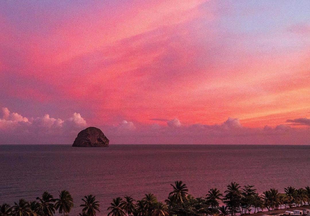 シグリッド・アグレンさんのインスタグラム写真 - (シグリッド・アグレンInstagram)「💕 From Martinique with love 💕#martinique #diamondrock #caribbeanlife #islandgirl #oceanview #happysaturday」2月7日 0時43分 - sigridagren