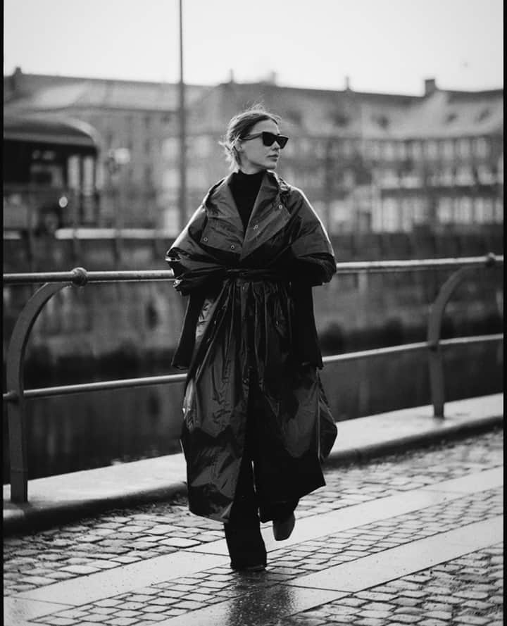 デイビルゲールエミッケルセンさんのインスタグラム写真 - (デイビルゲールエミッケルセンInstagram)「@sophiaroe taking the raincoat from our Autumn Winter 2021 collection out for a stroll in Copenhagen.⁠ ⁠ #imagineanewDAY #DAYbirgeretmikkelsen #CPHFW #AW21」2月7日 0時50分 - daybirgeretmikkelsen