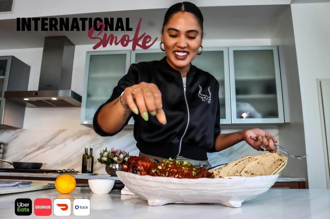 エイヨシャ・カレーのインスタグラム：「Leave the cooking to @internationalsmoke this Super Bowl! Tune in this Sunday with my viewing party spread from @internationalsmoke! Smoke will offer this Big Game Spread with 6 BBQ Brisket Sliders, Bake at Home Smoked Pulled Pork Nachos, Duck Fat Fries and @chefmichaelmina Trio of Sauces with beer and themed cocktails for each team to match  #LINKINBIO to pre-order in SF & Del Mar!」