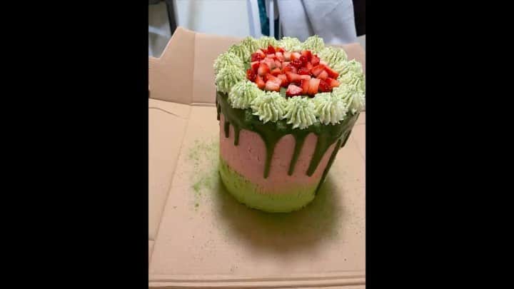 ケイティー・ルクレールのインスタグラム：「I don’t always talk Matcha bout it, but I’m a pretty good baker. Hope you have a Berry good day!   Song: Strawberry Tea - Tiny Tim  Strawberry Matcha Birthday Cake for @johnnyyoung_115 last month!」