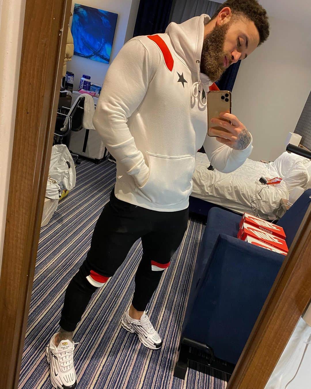 アシュリー・ケインのインスタグラム：「Spent some time yesterday in the hotel room having a play about with some new box fresh Nike purchases and the @itsplain_ items that are now in the SALE 📲 www.its-plain.com . A top buy for me would be the Black FITT Tracksuit (£29.99) as you can style it with any 1 or all 3 of the COMET Hoodies (£24.99) and end up with 4 different outfits for £100 or less! 👌🏾 . I am 5’10 and 88kg currently. I wear size Large in the hoodies + FITT Ribbed tracksuits and size down to a Medium in the Teal COMBAT tracksuit for a snug fit. 🙌🏾」