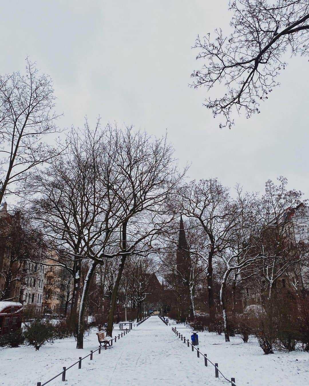 STIL IN BERLINのインスタグラム：「Wow, it’s cold outside. Text “KALT” to 81190 to donate 5 euro to the Stadtmission’s Kältehilfe, supporting homeless people and others in need.」