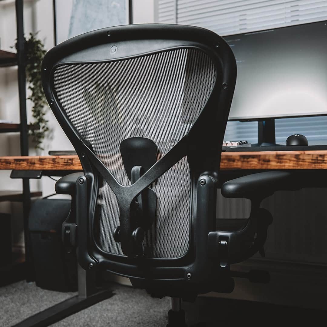 Herman Miller （ハーマンミラー）さんのインスタグラム写真 - (Herman Miller （ハーマンミラー）Instagram)「Think the Aeron Gaming Chair looks good? Wait until you see it in action. Its pioneering back delivers flexibility for high-performance mobility, durable back support that won't quit, and even great airflow to keep you cool through hours of play. #hmgaming 📸: @fidalgodev」2月7日 1時00分 - hermanmiller