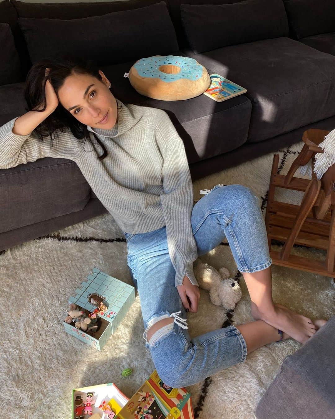 ラグ&ボーンのインスタグラム：「Wonder Woman takes some time off to relax in the Pierce Cashmere Turtleneck @gal_gadot」