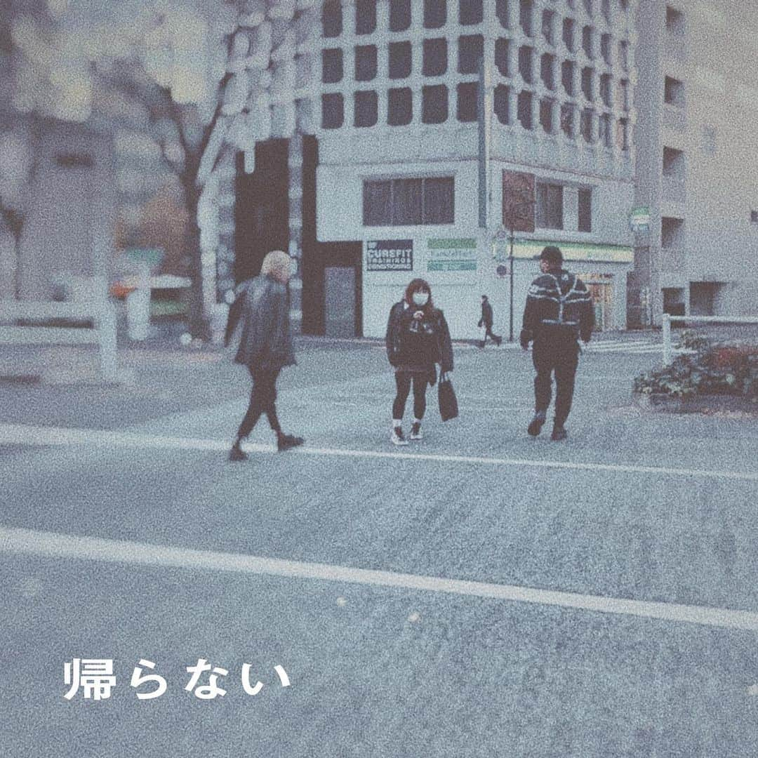 STYさんのインスタグラム写真 - (STYInstagram)「1st single “帰らない / The night is still young” リリースしました！各種サブスクへのリンクはプロフィールをご覧くださいませ🥺  なんで歌出してんのかってそれなりに色々と理由はあるのですが（一曲目にこんなヌケまくりの曲を選んだ理由も）、今後追ってお話ししていければとおもってます！それより何より、なんとこれは1曲のみの気まぐれお遊びで終わるんではなく、実はわりと連続リリースしていきます😦😦😦  アーティストのエス・ティ・ワイもプロデューサーのstyも、どちらも応援していただけると嬉しいです🙇 よろしくお願いします🙇  #sty帰らない #stythenightisstillyoung」2月7日 1時01分 - styjp