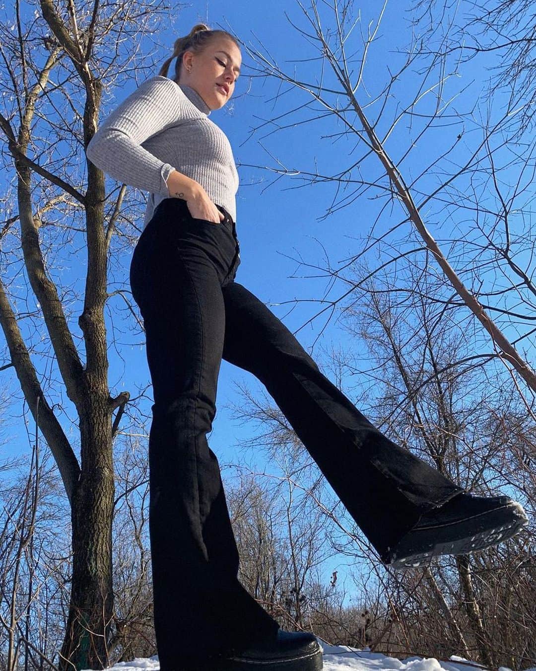 American Eagleのインスタグラム：「@stefanie_stanley convincing us flare jeans are back & better than ever. #MyAEAmbassador」