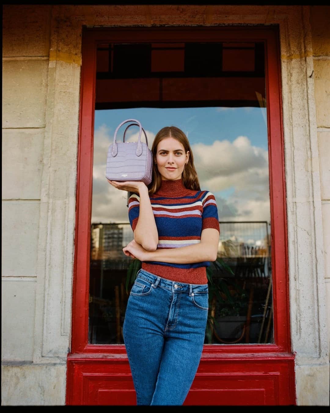 ランセルのインスタグラム：「Carte blanche  @camilleraffray, photographiée par @david_maurel dans les rues de Paris  Alice – Cuir façon croco brillant – Mauve The lovely @camilleraffray captured by @david_maurel Alice – Shiny croco style leather – Mauve #AliceByLancel #SS21 #Lancel」