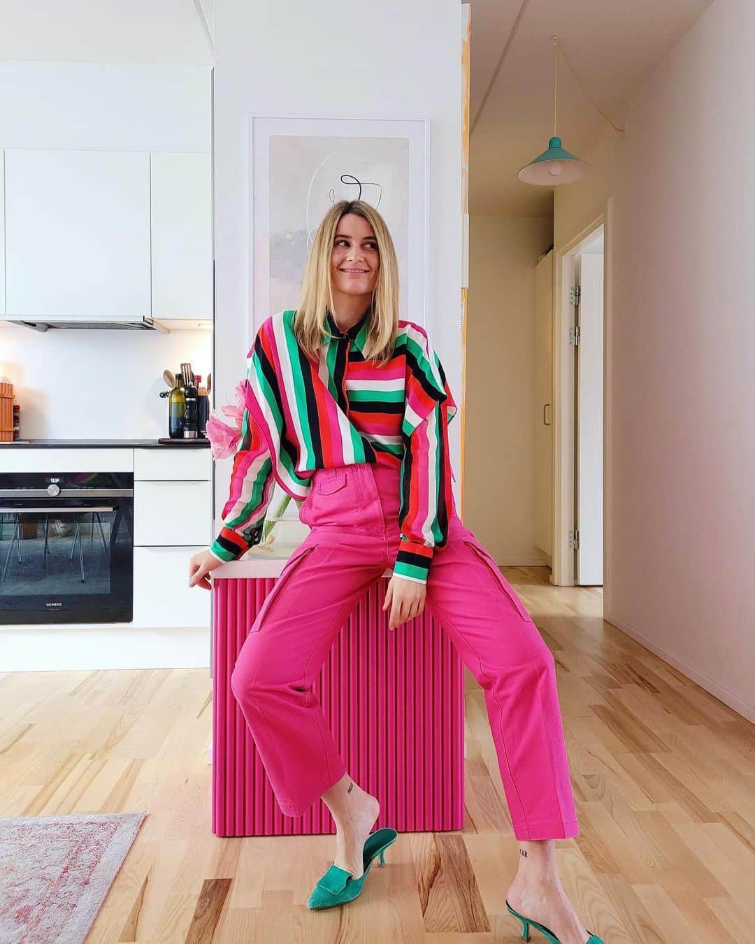 ダイアン フォン ファステンバーグのインスタグラム：「The future is bright 🌈 @karodall shines in our Silk Oversized Shirt」