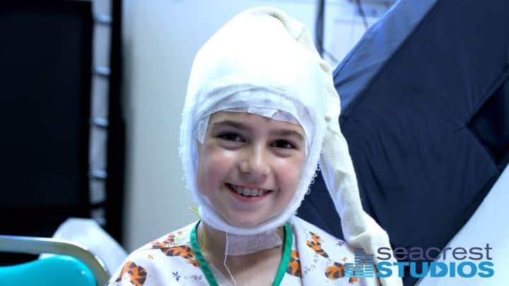 ライアン・シークレストのインスタグラム：「This is Mia. She’s been in and out of the hospital her entire life and recently visited @chocchildrens for a brain procedure. Right before, her mom called my radio show and asked for few words of encouragement. So happy to hear it went well and to see Mia smiling again. She’s a rock star!」