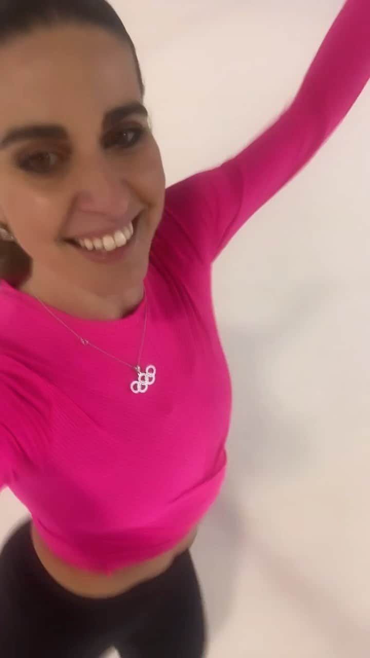 ヴァレンティーナ・マルケイのインスタグラム：「Weekend ⛸♥️🚀 Si, ok. Me la cavo ancora😛😅  #sheisback #volo」