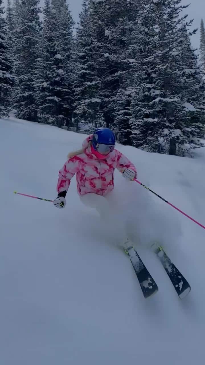 リンゼイ・ボンのインスタグラム：「First powder day of the season ❤️🙌🏻 🎿  @headsportswear @redbullusa」