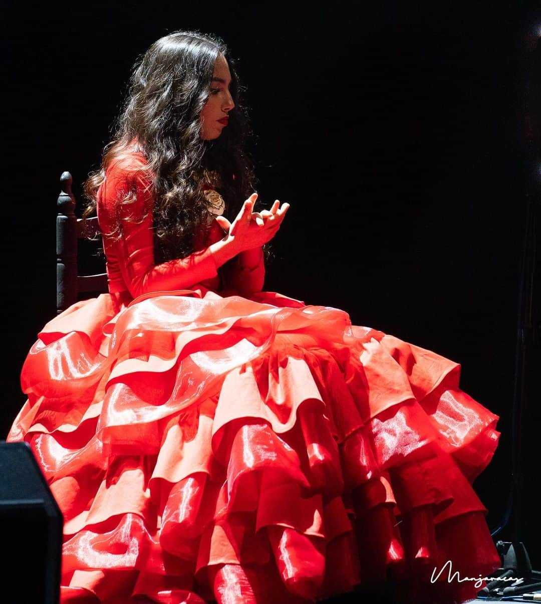 DeFlamenco.comのインスタグラム：「"Flotar o no flotar, esa es la cuestión"  Por @gomezgufi  Anoche María José Llergo en @inverfest @circoprice   En la portada de nuestra web deflamenco.com   https://www.deflamenco.com/revista/resenas-actuaciones/maria-jose-llergo-flotar-o-no-flotar-esa-es-la-cuestion.html  #flamenco #deflamenco #inverfest #fotoflamenco #mariajosellergo  📷 @manjavacas.flamenco」