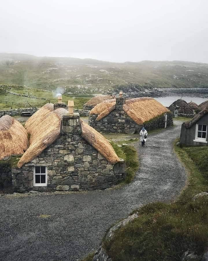 Discover Earthさんのインスタグラム写真 - (Discover EarthInstagram)「Have you ever visited Scotland?  The Isle of Lewis, is the northern part of the Isle of Lewis and Harris, the largest island in the Outer Hebrides archipelago in Scotland.  Lewis is the lower part of the island, Harris being more mountainous. The diverse terrain of Lewis is home to a rich assortment of flora and fauna such as golden eagles, red deers and seals.  🏴󠁧󠁢󠁳󠁣󠁴󠁿 #discoverScotland  DM for credit  . . . .  #scotland  #visitscotland  #instascotland  #scotspirit  #insta_scotland  #edinburgh  #loves_scotland  #lovescotland  #igersscotland  #ig_scotland ​#glasgo  #scotlandlover  #explorescotland  #igersscots  #ig_scot ​#igersedinburg  #highlands  #brilliantmoments  #ukpotd  #scotland_greatshots ​#igersglasgo  #scottish  #highlandcollective  #igscotland  #lovegreatbritain ​#edinphot  #icu_britain  #icu_scotland  #scotlandsbeauty」2月7日 1時30分 - discoverearth