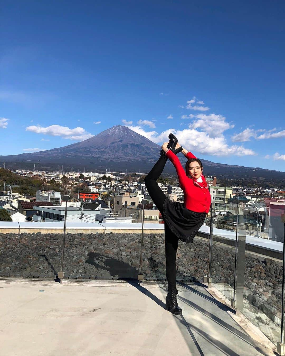 天玲美音さんのインスタグラム写真 - (天玲美音Instagram)「富士山ビールマン🗻 #ビールマンMION これは縁起が良い✨👏 . . . みんなにも富士山と美音さんを！笑 #天玲美音 LOVE&SMILE . . . #富士山 #静岡県 #鳥居 #浅間大社 #開運 #skyblue #skyphotography #skylovers  #mtfuji #fujinomiya #shizuoka #japan #japanese #mountain #no1 #instamountain  #model #dance #dancing #やらまいか大使 #ビールマン #ダレカニミセタイフウケイ  #ダレカニミセタイケシキ  #縁起がいい #いいことありますように #幸運 #幸運画像 #開運画像」2月7日 1時23分 - miontenrei