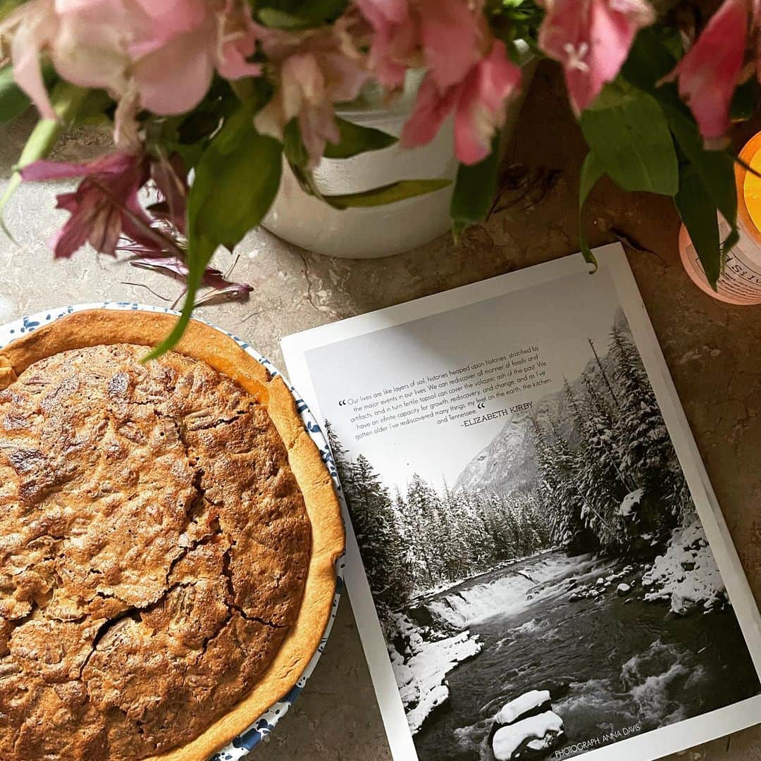 FOLKさんのインスタグラム写真 - (FOLKInstagram)「I’ve been staring at this photo since 2013 and it still brings me joy every time I see it. It is by @annaaddison and was the back cover of our winter 2013 issue. The pie is just a fun extra from my week.」2月7日 1時27分 - folkmagazine