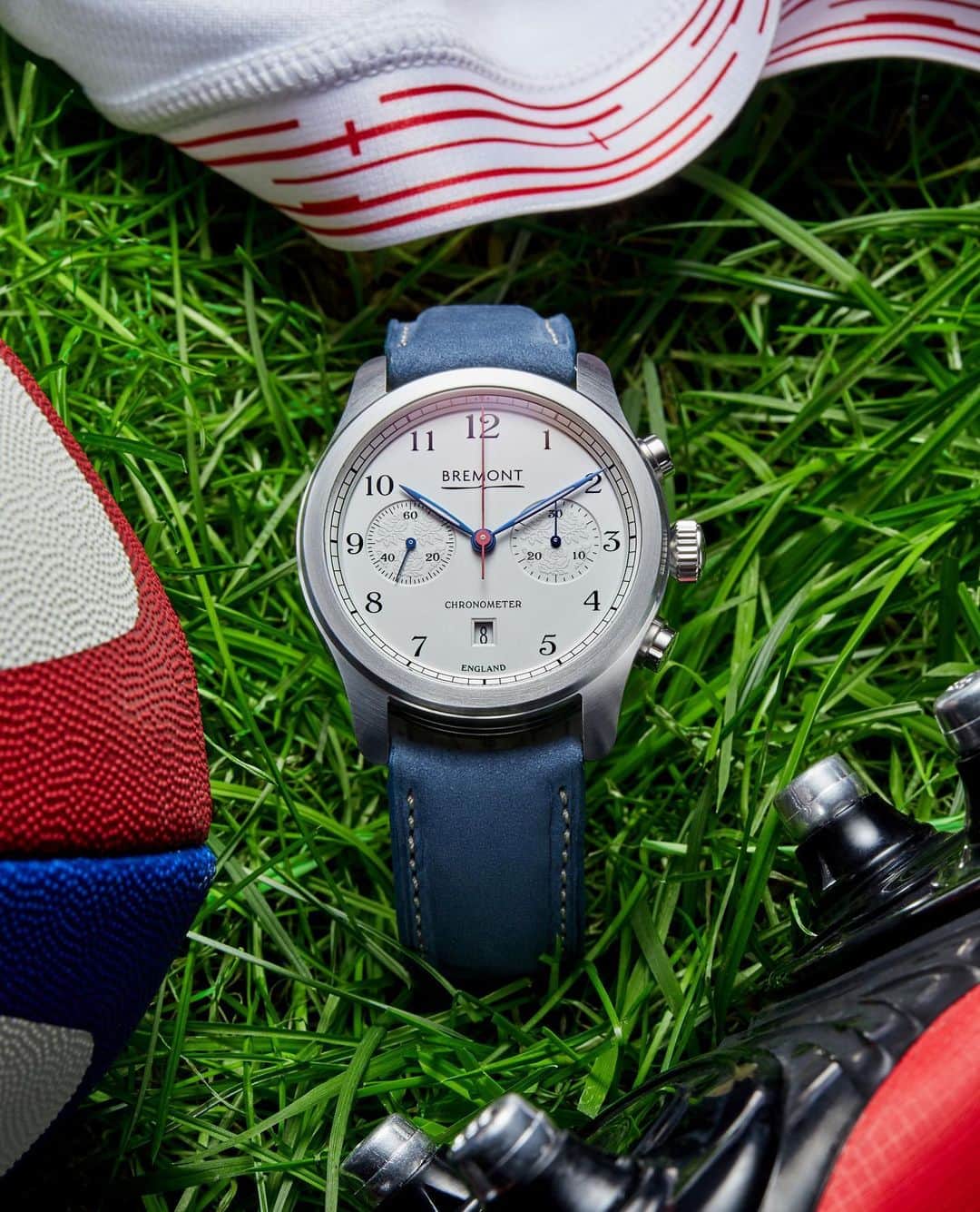ブレモンのインスタグラム：「Bremont’s partnership with the Rugby Football Union was marked first with the Bremont Rose watch in 2020 – a chronometer based on the ALT1-C that displays “England” at 6H, with a colour scheme of blue and red hands that nod to St George’s Cross.⁠⠀ ⁠⠀ The new Bremont RFU 150 brings a similar heritage into its design, with its blue dial being an homage to the @englandrugby team’s alternative kit, and a closed case back that features the RFU’s new Heritage Rose emblem, which takes inspiration from the first rose that featured on the players’ caps from 1871 (and still does today). ⁠⠀ ⁠⠀ Tap our LinkinBio to see the new Bremont RFU 150.⁠⠀ ⁠⠀ #englandrugby150 #WearTheRose #bremont #bremontwatches #rugby #englandrugby #worldcup #rugbyworldcup #rfu #tomcurry #sportwatch #england #luxurywatch #luxurywatches」