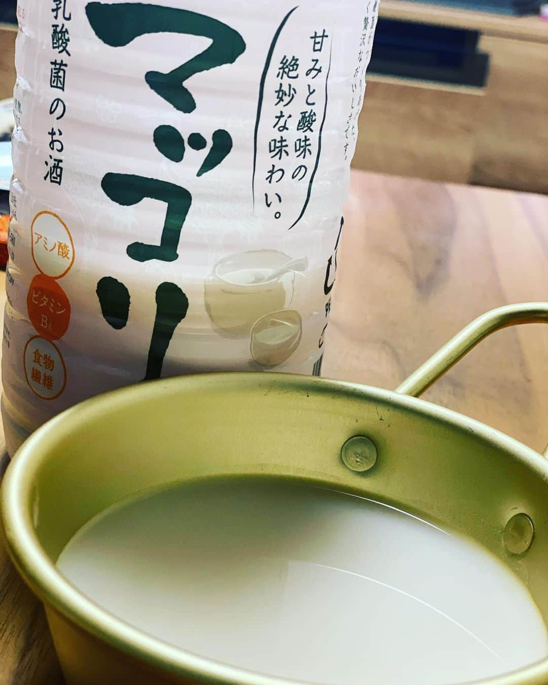 ゆうへいさんのインスタグラム写真 - (ゆうへいInstagram)「休肝日明けですね。何となくマッコリ。愛の不時着も中盤らへんでしょうか！見てますよ〜。　 　 去年の今日は両親、こうへい、家内とご飯に行った後にゆずるさんにご馳走になった1日な模様。この日の家内の酒癖は最近の僕の右膝の調子ぐらい悪かったなぁ。　 　 2019年は休肝日してますねぇ。懐かしき西梅田劇場出番な模様。  2018年はお世話になっているytvスタッフさんとご飯に行った模様。最近ご無沙汰しているなぁ。これまた懐かしき1日支配人のお仕事。　 　 2017年はytv新人賞の会見があった模様。決勝もうすぐですね。どひゃー！　 　 2015年は昨日記した通りお昼はこうへい辻井と亀王ラーメン。仕事はない。無模様。 　 2014年は山城とコロチキ西野と居酒屋からの家呑みをした模様。2人とも今は東京。会ってないなぁ。ちなみに居酒屋は正宗屋。行ってないなぁ。　 　 2013年は何も記されていない模様。　 　 　 そろそろ寝る模様。そんな2/6。 　 #吉田たち #漫才 #双子 #膝痛い #そういえばお店でマッコリ頼む時のイントネーション迷う時ある #マッ⤴️コリ？ #マッ⤵️コリ？ それとも #マ↕️ッコ⏪リ🔀 #おしえて」2月7日 1時31分 - tachianija