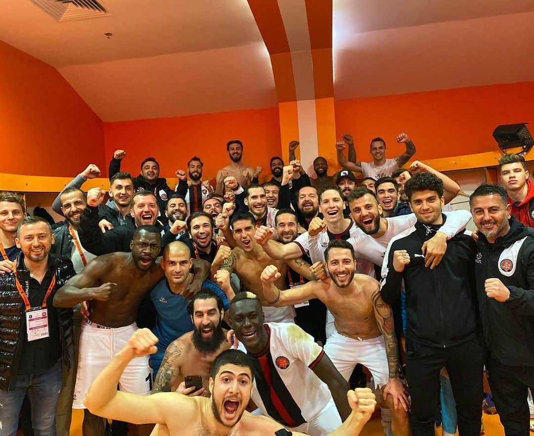アンドレア・ベルトラッチのインスタグラム：「Another great victory 💪🏼💪🏼💪🏼 Keep fighting 🔥🔥🔥」