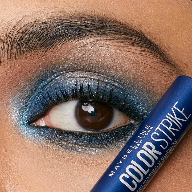 Maybelline New Yorkさんのインスタグラム写真 - (Maybelline New YorkInstagram)「BLUEtiful.💙 We are loving this gorgeous blue smokey eye using our #colorstrike eyeshadow pen in ’ace’ & #masterchrome highlighter. Double tap to show some love!」2月7日 1時48分 - maybelline
