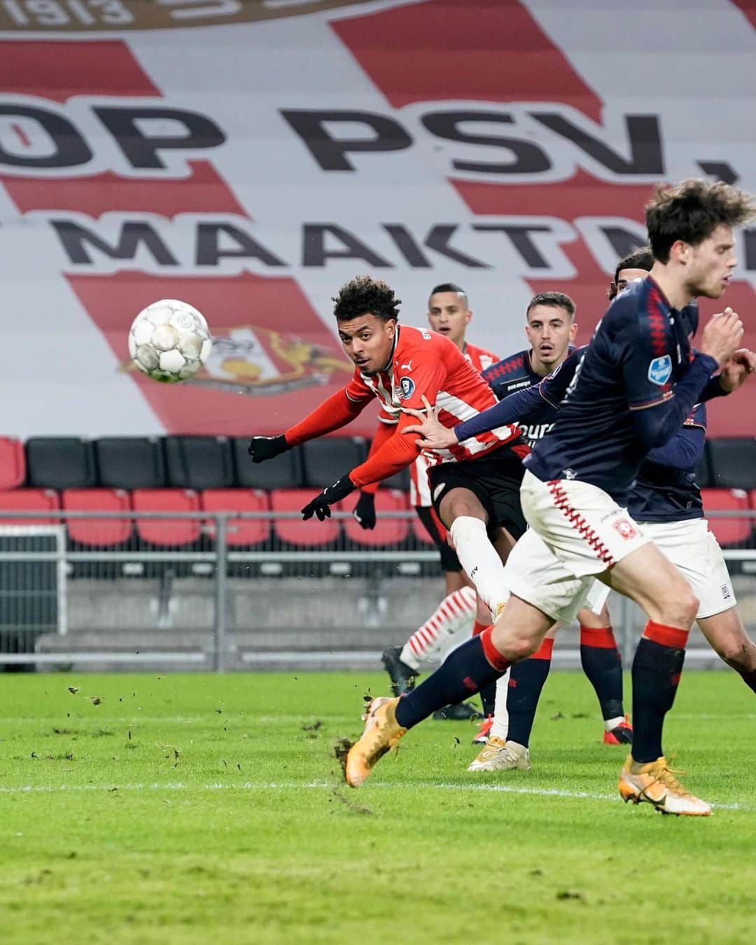 PSVアイントホーフェンさんのインスタグラム写真 - (PSVアイントホーフェンInstagram)「KANONSKOGEL 💥 @donyellmalen -> 3-0! #PSVTWE」2月7日 1時51分 - psv