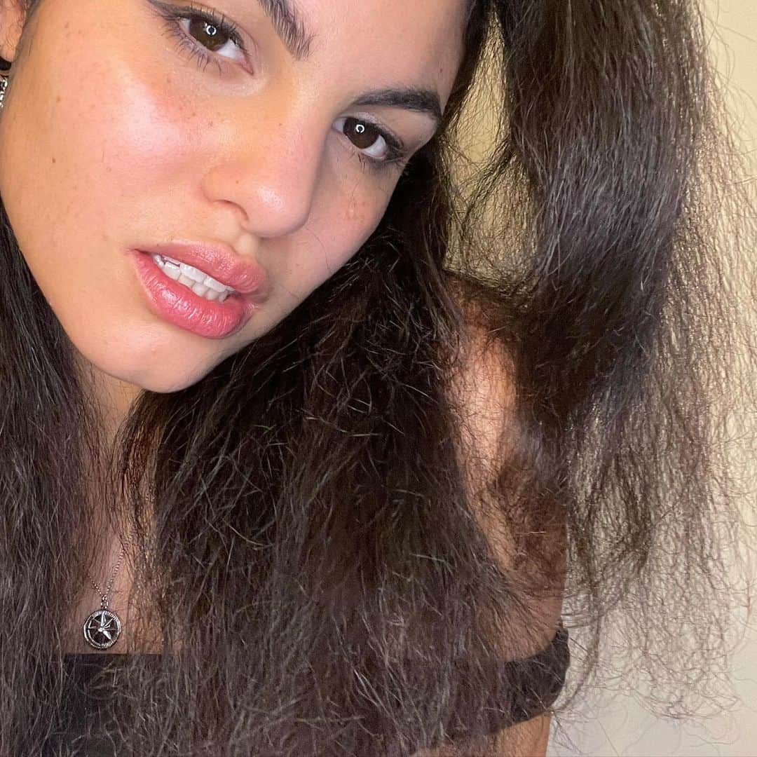 Julianna Townsendさんのインスタグラム写真 - (Julianna TownsendInstagram)「Straightend my hair 🥵 It took a while 😅   #90saesthetic#love#hairstyle#straighthair#sassy」2月7日 1時53分 - julianna