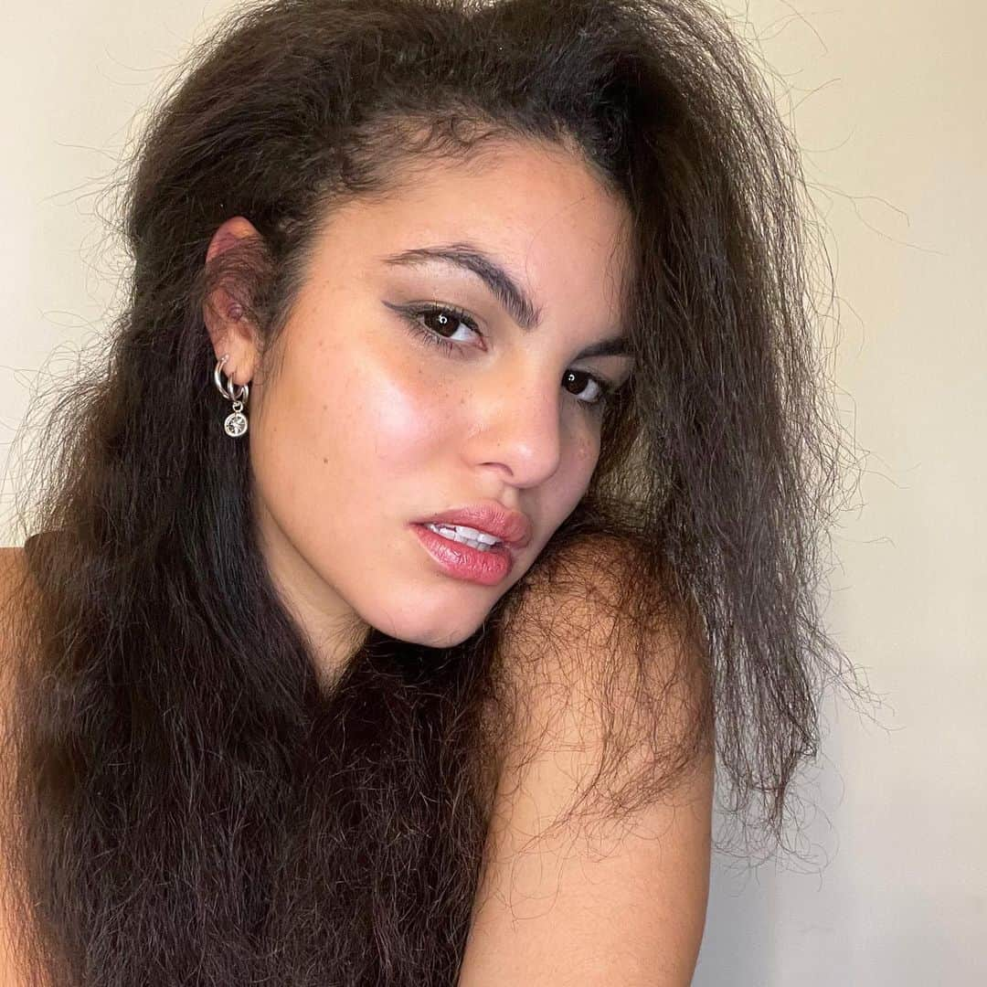 Julianna Townsendさんのインスタグラム写真 - (Julianna TownsendInstagram)「Straightend my hair 🥵 It took a while 😅   #90saesthetic#love#hairstyle#straighthair#sassy」2月7日 1時53分 - julianna