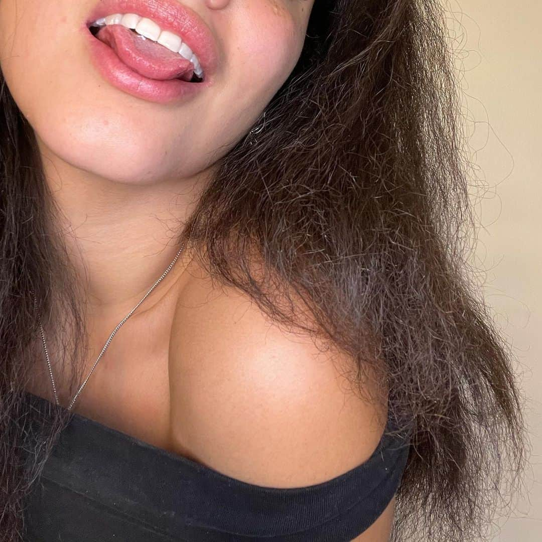 Julianna Townsendさんのインスタグラム写真 - (Julianna TownsendInstagram)「Straightend my hair 🥵 It took a while 😅   #90saesthetic#love#hairstyle#straighthair#sassy」2月7日 1時53分 - julianna