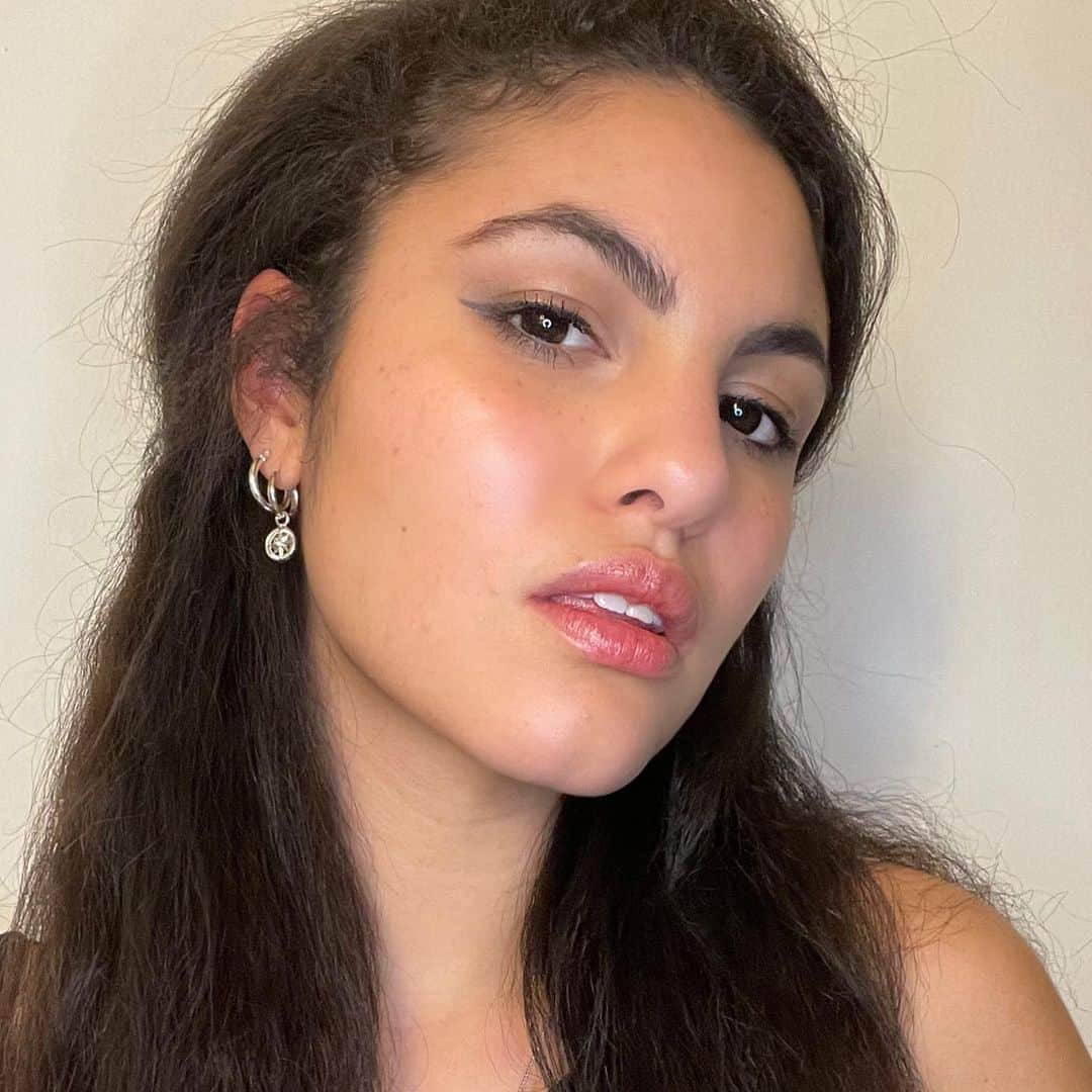 Julianna Townsendさんのインスタグラム写真 - (Julianna TownsendInstagram)「Straightend my hair 🥵 It took a while 😅   #90saesthetic#love#hairstyle#straighthair#sassy」2月7日 1時53分 - julianna