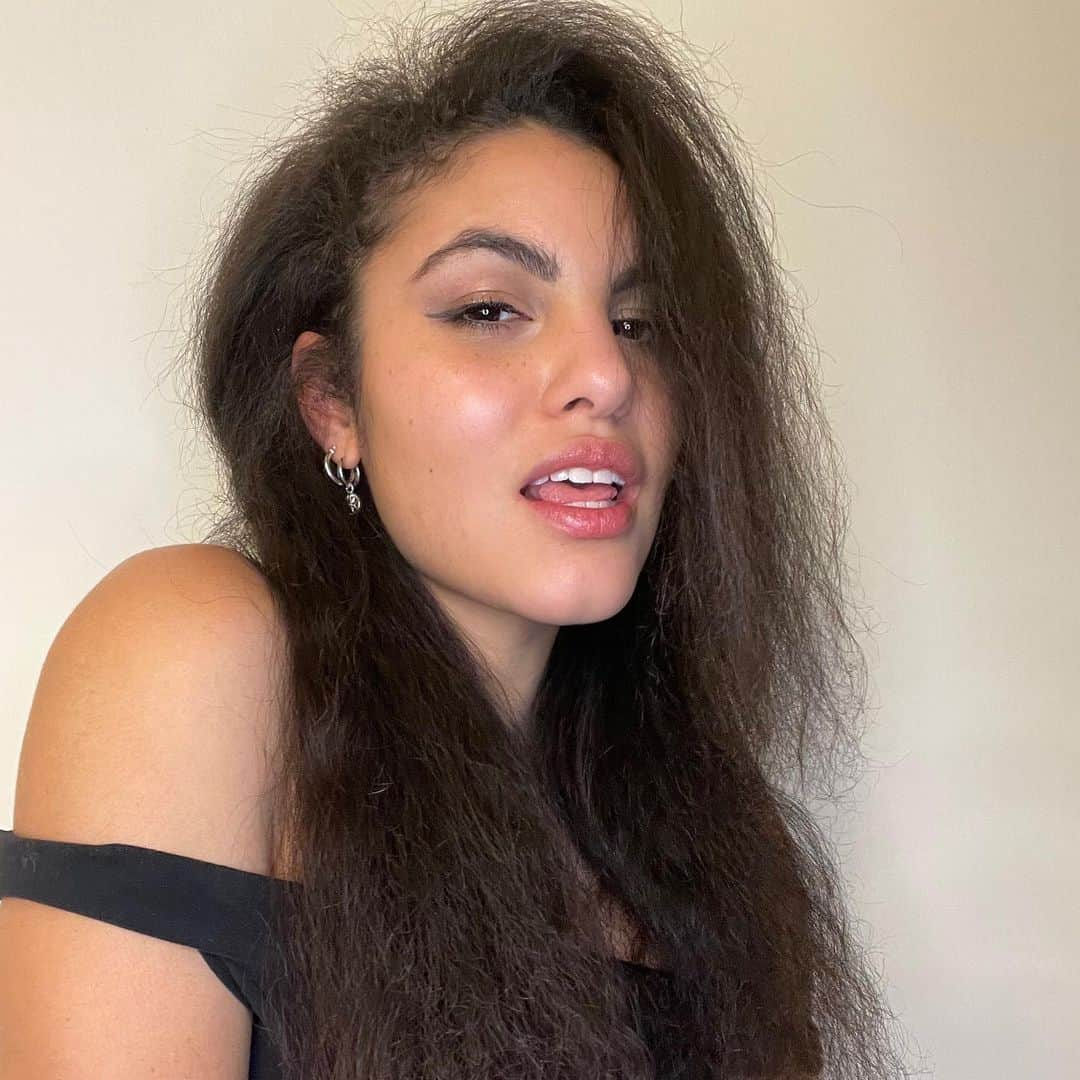 Julianna Townsendさんのインスタグラム写真 - (Julianna TownsendInstagram)「Straightend my hair 🥵 It took a while 😅   #90saesthetic#love#hairstyle#straighthair#sassy」2月7日 1時53分 - julianna