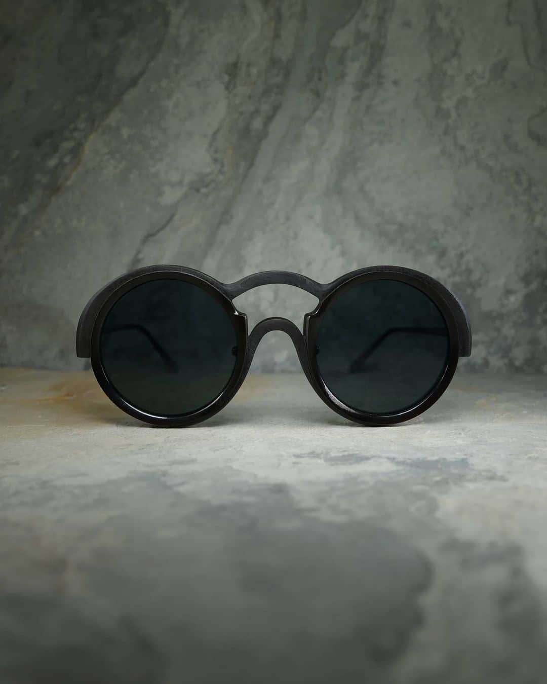 のインスタグラム：「No one does eyewear like we do. . Model no.#RG0095 with @lumen_et_umbra . #rigards #naturalhorn #craftsmanship  #ExperienceTheOriginal  #HandmadeForYourFace」