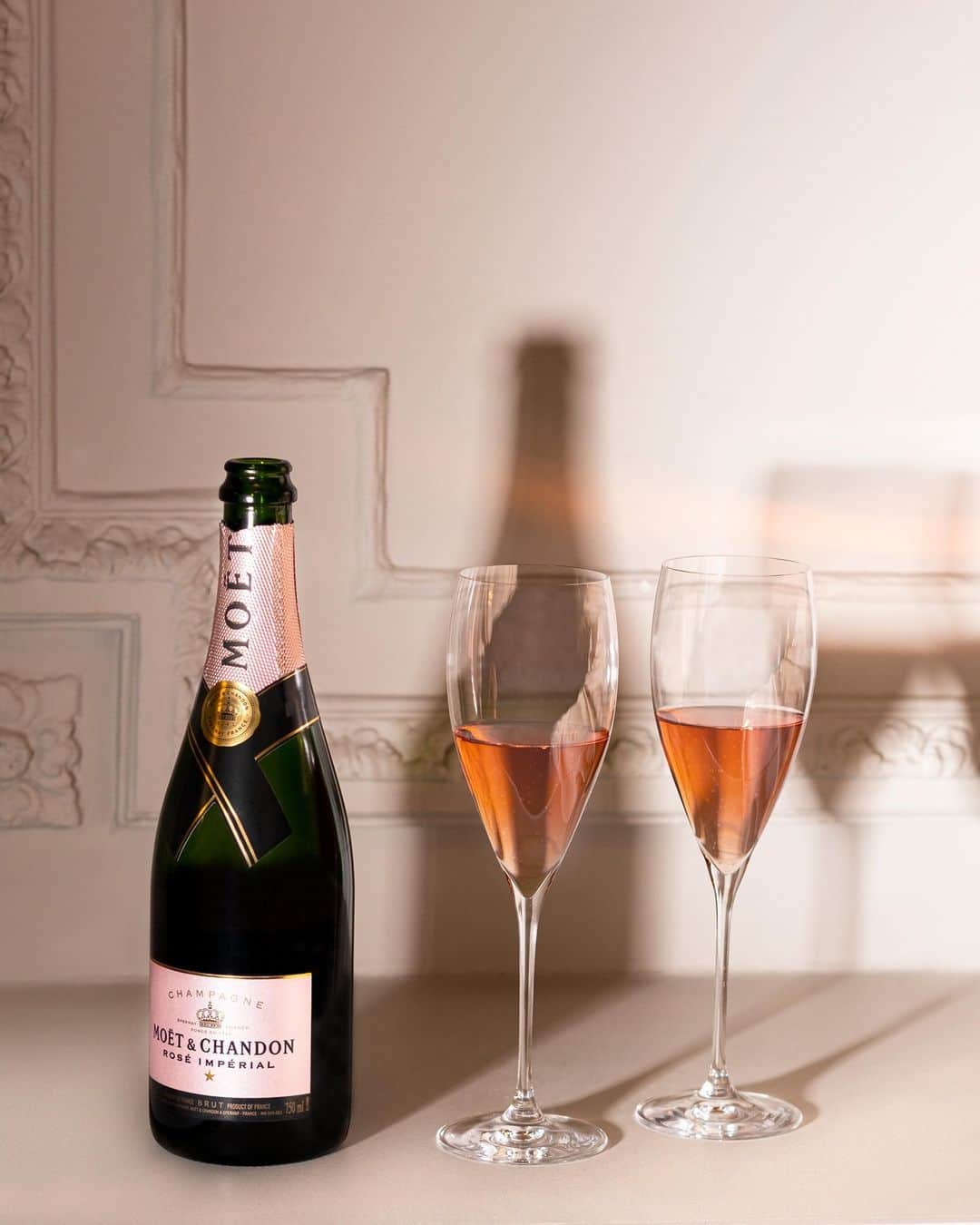 Moët & Chandon Officialさんのインスタグラム写真 - (Moët & Chandon OfficialInstagram)「JUST US TWO Sometimes the most memorable moments are the unplanned ones. There’s no better time than Valentine’s Day to reconnect with the people you love, especially around a crisp glass of Rosé Impérial.  #MoetChandon #RoseImperial  This material is not intended to be viewed by persons under the legal alcohol drinking age or in countries with restrictions on advertising on alcoholic beverages. ENJOY MOËT RESPONSIBLY」2月7日 2時00分 - moetchandon