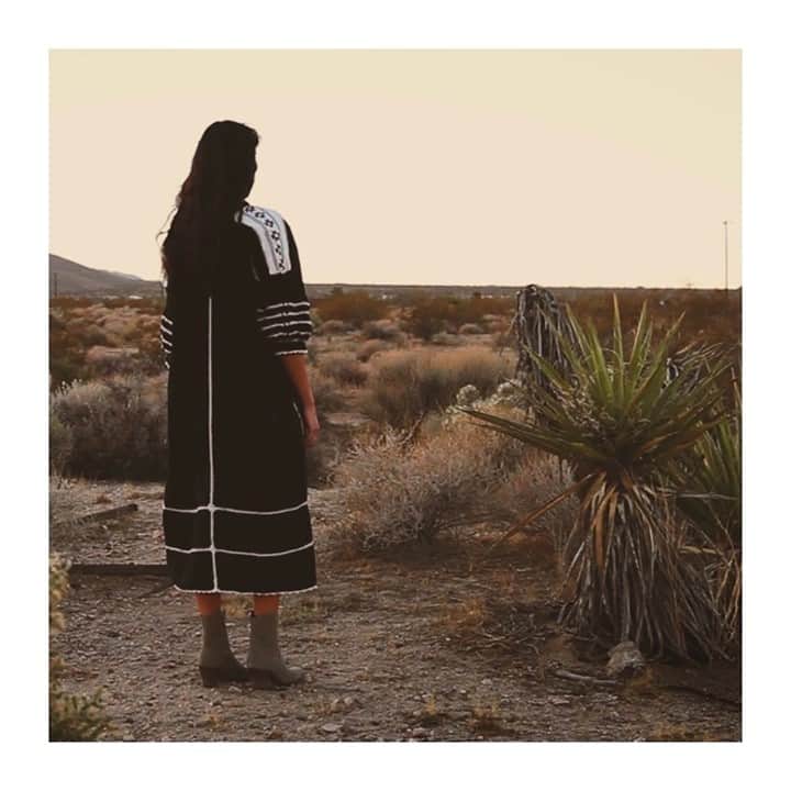 マッタのインスタグラム：「Our love for you and having us as part of your journeys...⁠ ...mattaMondo is a curated collection of handmade pieces selected by our founder and designer, Cristina Gitti, while traveling in Mexico. ⁠ Relationships and collaborations were forged with women artisans, resulting in mattaMondo. All pieces are unique and handmade with love. ⁠ 🖤⁠ ~ seen here the Frambuesa Dress ~⁠ Shop our Sag Harbor location by appointment and online for more. ⁠ Image by @kaelenohm」