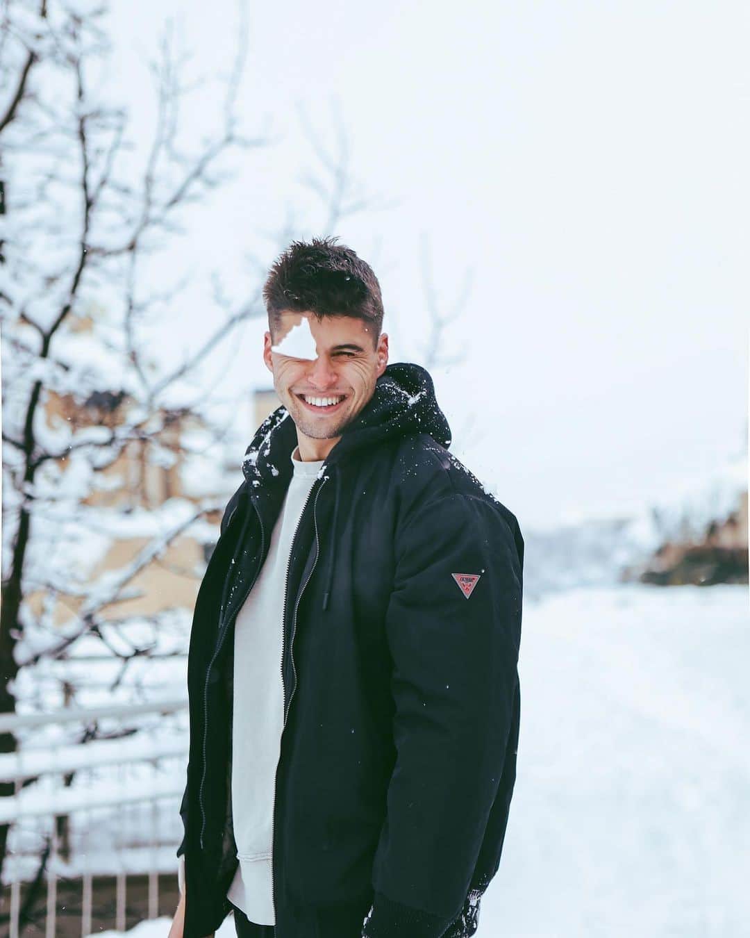 ゲスのインスタグラム：「snow happy ❄️ @javier_tudela14 in a winter favorite #GUESSMens」