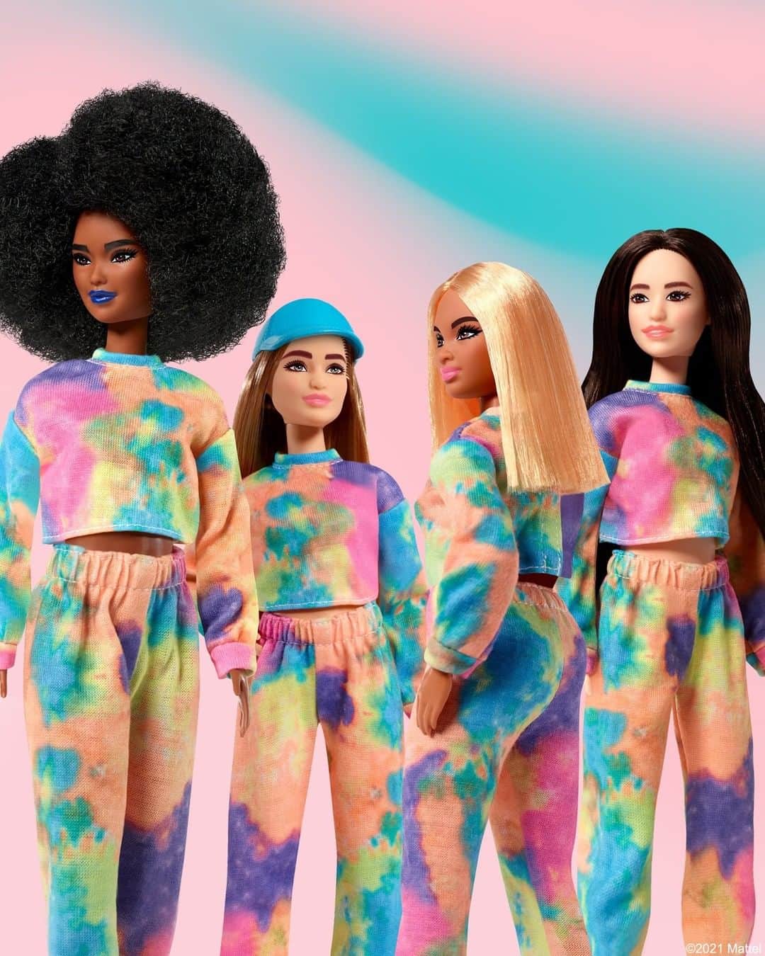 バービーのインスタグラム：「Comfy and cute at every size. 💕 Shop bold new #Barbie fashion packs, for trends that fit even more dolls.」