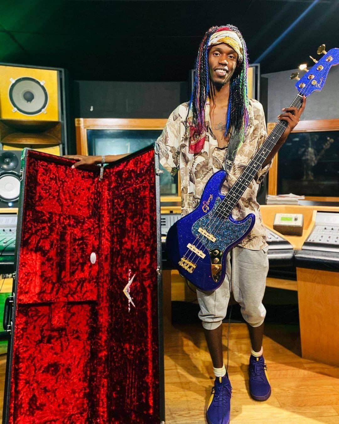 Fender Guitarさんのインスタグラム写真 - (Fender GuitarInstagram)「Master Builder @vincevantrigt_fender built an out-of-this-world '64 Jazz Bass for Chris Goma (@9goma).   Specs include: Purple sparkle with matching headstock, gold hardware with precision bass knobs and cream pickup covers, Josefina Campos hand-wound '60s Jazz Bass pickups, abalone celluloid pickguard, and signature logo airbrushed on the body in sunset burst. Swipe through for a closer look!」2月7日 2時00分 - fender