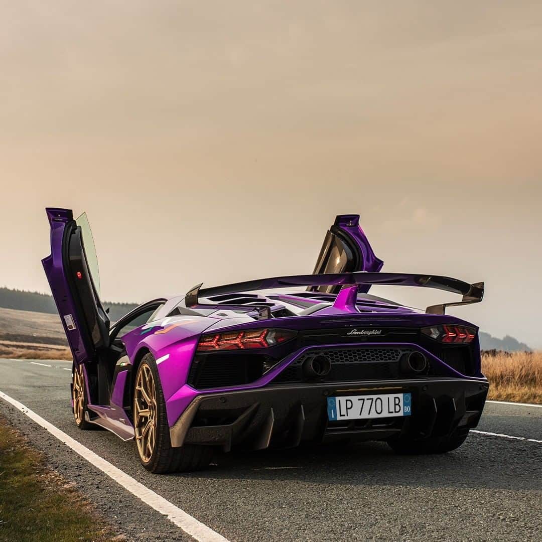 ランボルギーニのインスタグラム：「What makes our Super Sports Cars absolute icons? The fact that, no matter the context, they are always the protagonists. This is Aventador SVJ, captured by @riadarianemedia for @lamborghinimanchester.  #Lamborghini #AventadorSVJ」