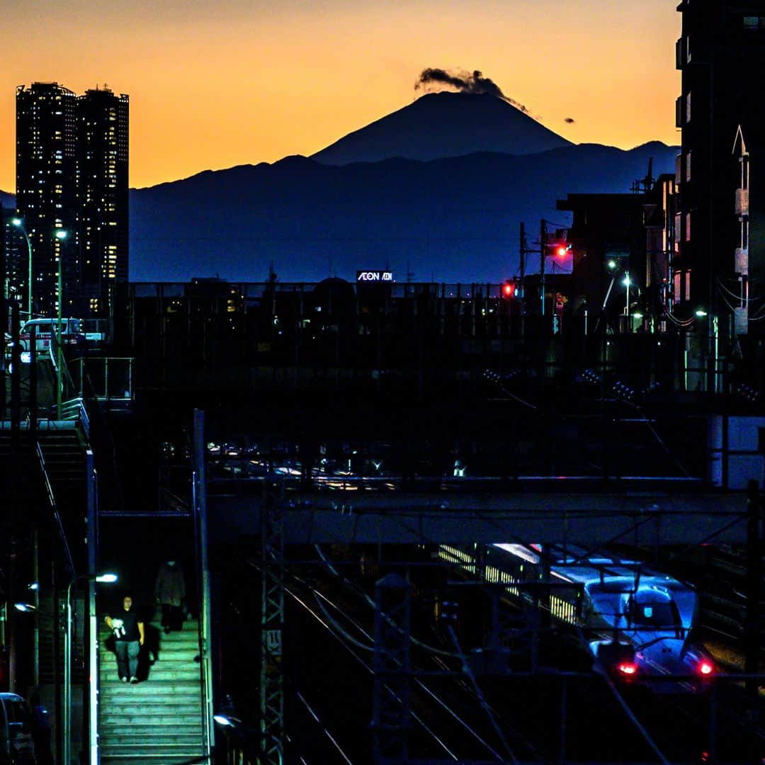 AFP通信さんのインスタグラム写真 - (AFP通信Instagram)「AFP Photo 📷 @charly.triballeau.afp - A "shinkansen", or high speed bullet train, N700A series, leaving Tokyo at dusk as Mount Fuji, Japan's highest mountain at 3,776 meters (12,388 feet), looms in the distance. February, 202.1」2月7日 2時00分 - afpphoto