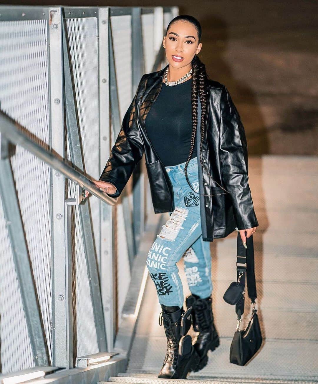 のインスタグラム：「Leather chic 🖤⚡ @rissag97  Shop Item #: 1533668, 1793058  #SHEINgals #SHEINstyle #SHEINSS21 #slayqueen」